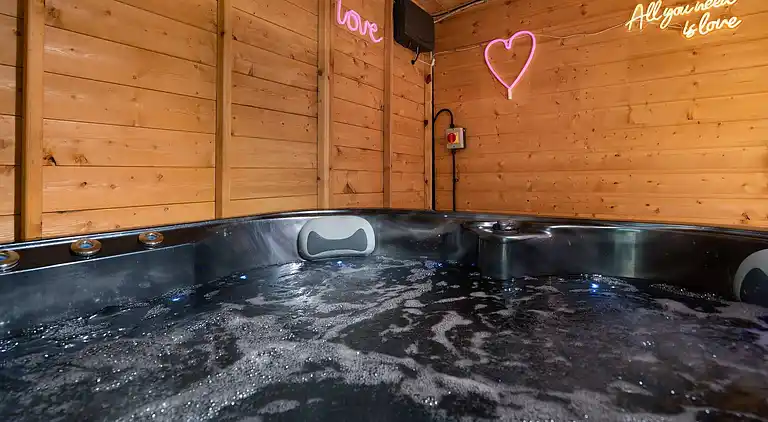 Family Holiday Home With Hot Tub Sleeps 8