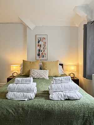 Charming Retreat With Hot Tub & Sauna Sleeps 4