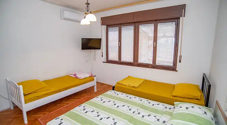 3-Zimmer-Ferienwohnung am Strand Sumpetar, Omis (A-2808-c)