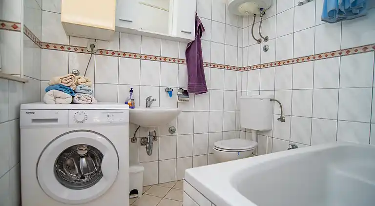 3-Zimmer-Ferienwohnung am Strand Sumpetar, Omis (A-2808-c)