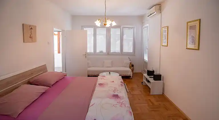 3-Zimmer-Ferienwohnung am Strand Sumpetar, Omis (A-2808-c)