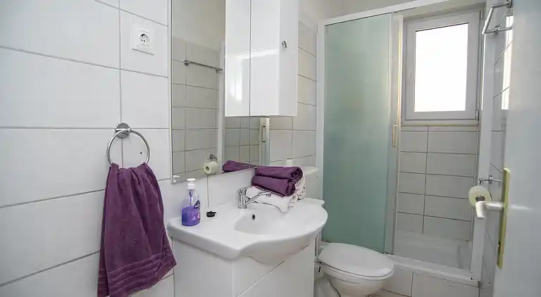 3-Zimmer-Ferienwohnung am Strand Sumpetar, Omis (A-2808-c)