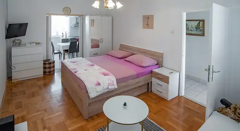 3-Zimmer-Ferienwohnung am Strand Sumpetar, Omis (A-2808-c)
