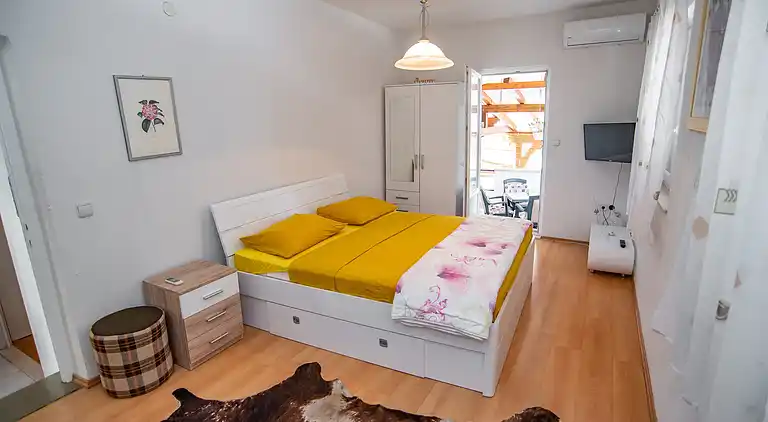 3-Zimmer-Ferienwohnung am Strand Sumpetar, Omis (A-2808-c)