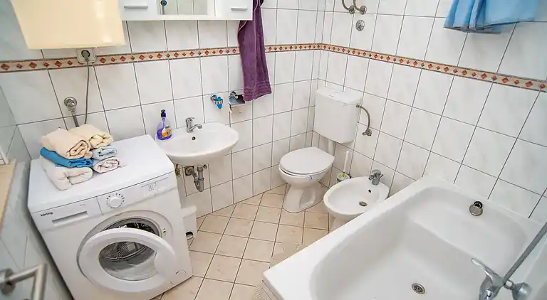 3-Zimmer-Ferienwohnung am Strand Sumpetar, Omis (A-2808-c)