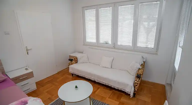 3-Zimmer-Ferienwohnung am Strand Sumpetar, Omis (A-2808-c)