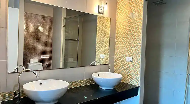 6-37 - Condo 2 chambres avec balcon et piscine partagée