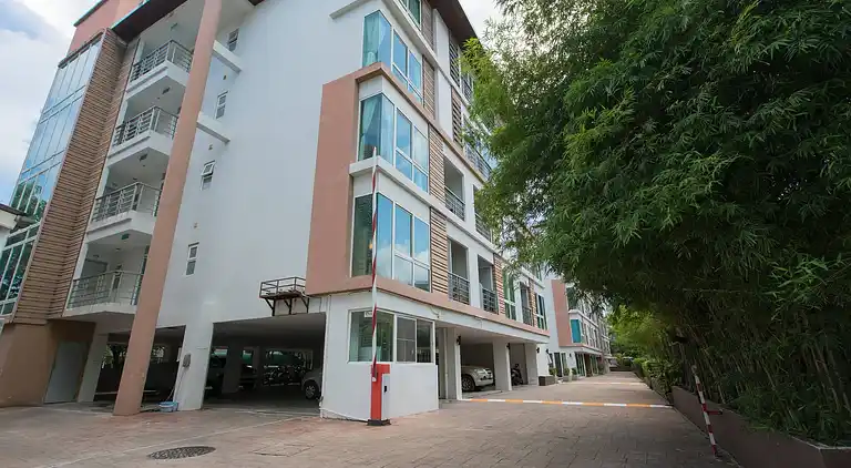 6-37 - Condo 2 chambres avec balcon et piscine partagée