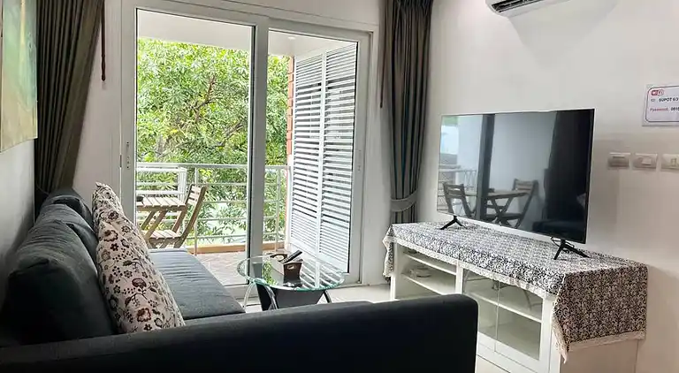 6-37 - Condo 2 chambres avec balcon et piscine partagée