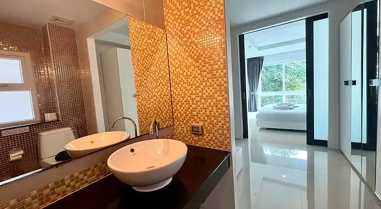 6-37 - Condo 2 chambres avec balcon et piscine partagée