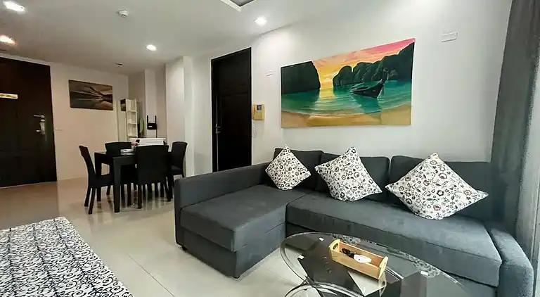 6-37 - Condo 2 chambres avec balcon et piscine partagée