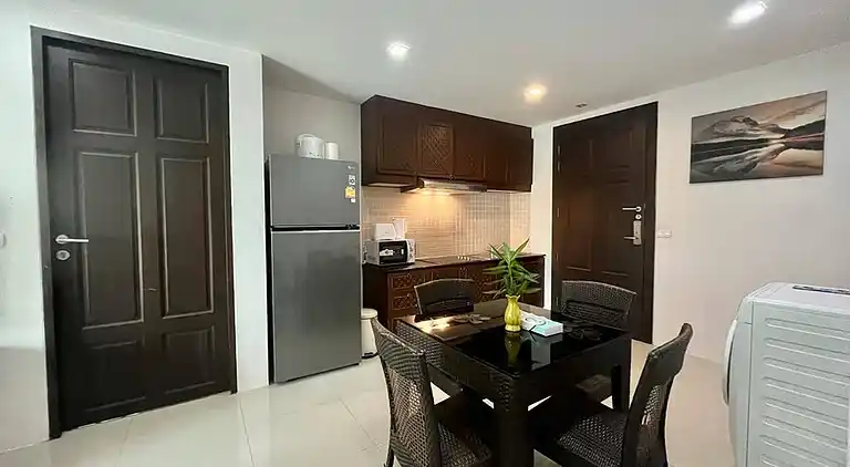 6-37 - Condo 2 chambres avec balcon et piscine partagée