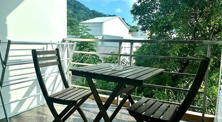 6-37 - Condo 2 chambres avec balcon et piscine partagée