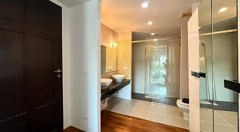 6-37 - Condo 2 chambres avec balcon et piscine partagée