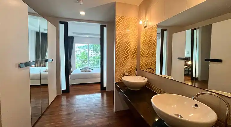 6-37 - Condo 2 chambres avec balcon et piscine partagée