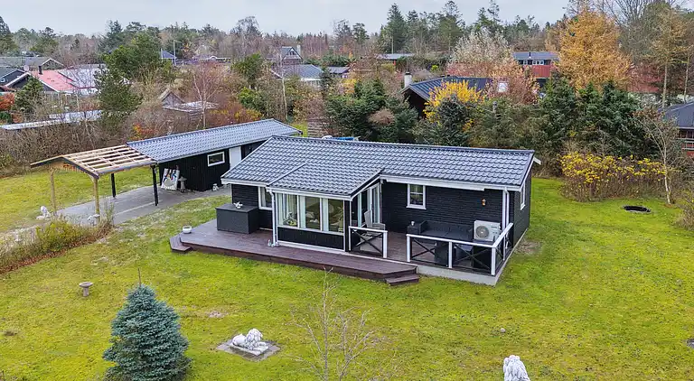 Ferieidyl nær strand og byliv