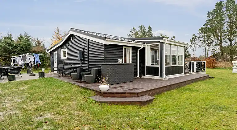 Ferieidyl nær strand og byliv