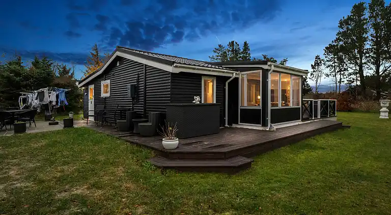 Ferieidyl nær strand og byliv