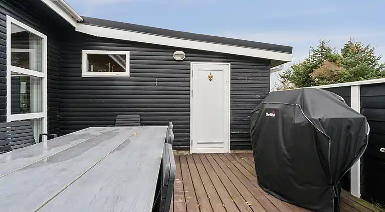 Ferieidyl nær strand og byliv