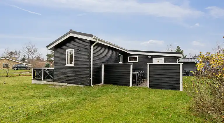 Ferieidyl nær strand og byliv