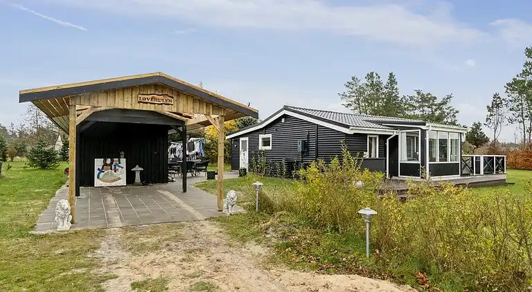 Ferieidyl nær strand og byliv