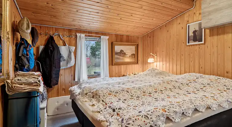 Ferieidyl nær strand og byliv