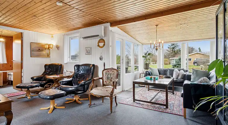 Ferieidyl nær strand og byliv