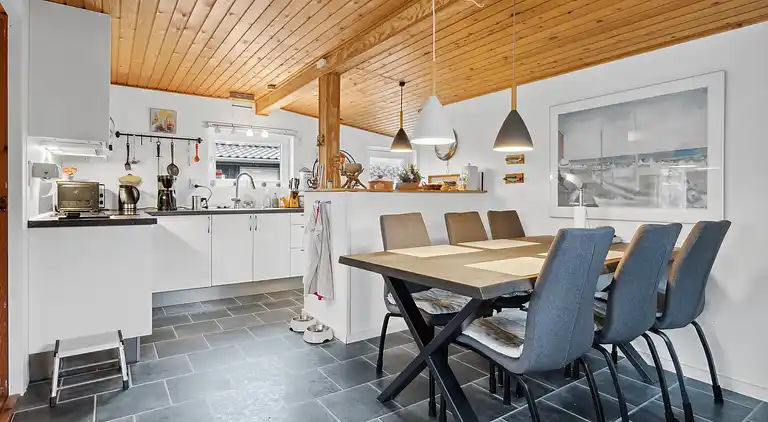 Ferieidyl nær strand og byliv