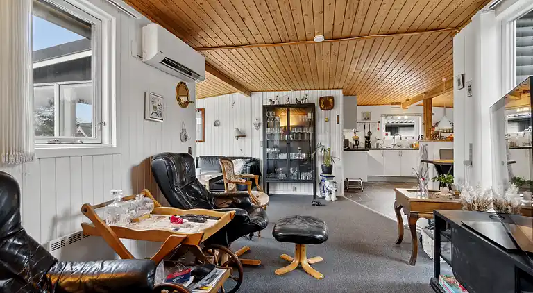 Ferieidyl nær strand og byliv