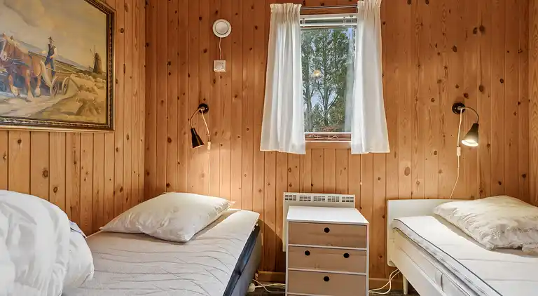 Ferieidyl nær strand og byliv