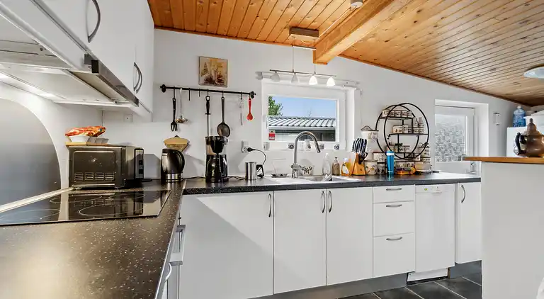 Ferieidyl nær strand og byliv