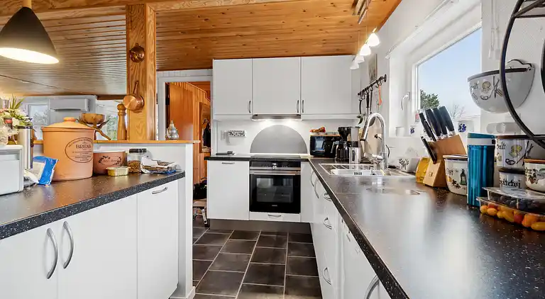 Ferieidyl nær strand og byliv