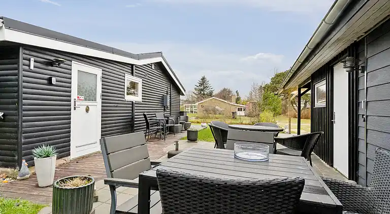 Ferieidyl nær strand og byliv