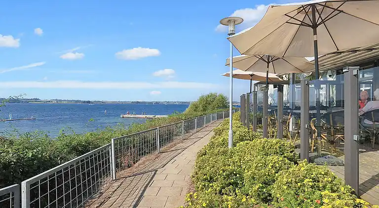 2 room w/seaview,ground/1 st floor