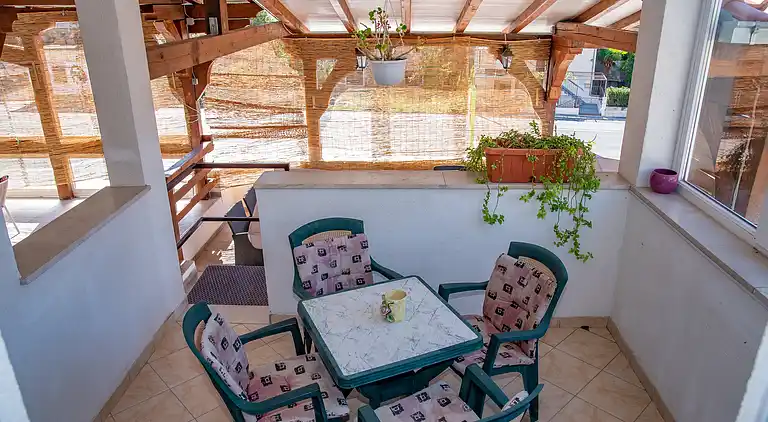 3-Zimmer-Ferienwohnung am Strand Sumpetar, Omis (A-2808-c)