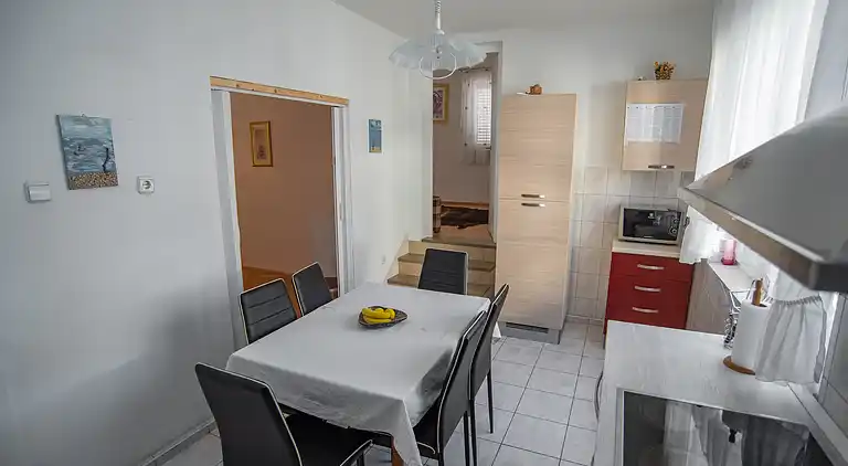 3-Zimmer-Ferienwohnung am Strand Sumpetar, Omis (A-2808-c)