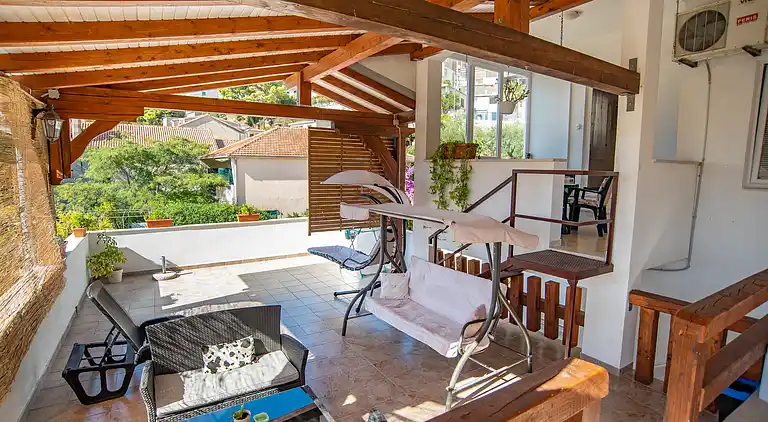 3-Zimmer-Ferienwohnung am Strand Sumpetar, Omis (A-2808-c)