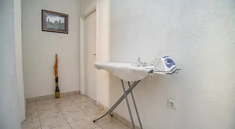 3-Zimmer-Ferienwohnung am Strand Sumpetar, Omis (A-2808-c)