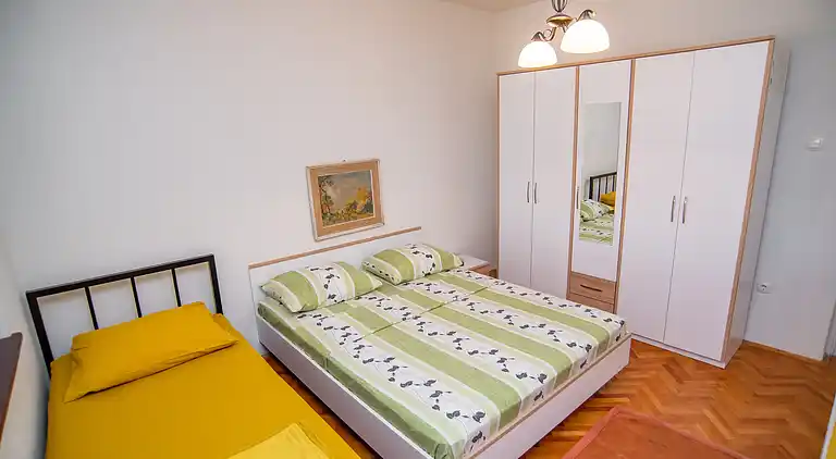 3-Zimmer-Ferienwohnung am Strand Sumpetar, Omis (A-2808-c)
