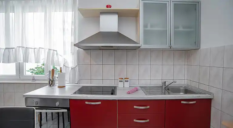 3-Zimmer-Ferienwohnung am Strand Sumpetar, Omis (A-2808-c)