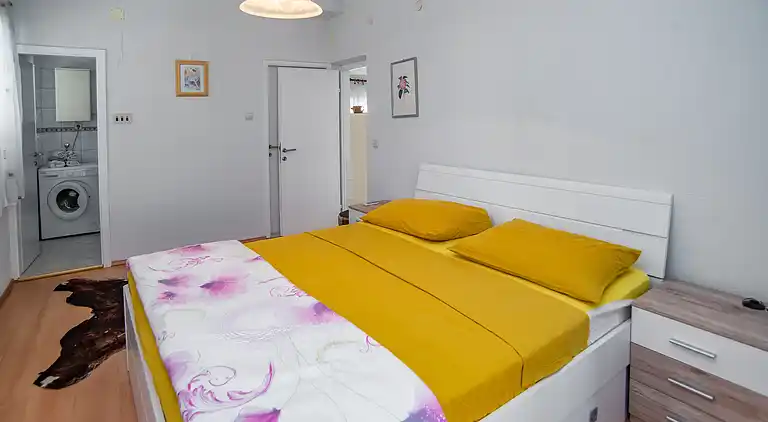 3-Zimmer-Ferienwohnung am Strand Sumpetar, Omis (A-2808-c)