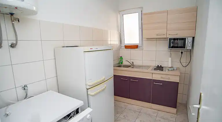3-Zimmer-Ferienwohnung am Strand Sumpetar, Omis (A-2808-c)