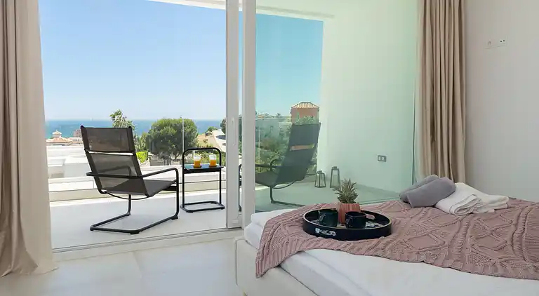 Moderne villa med privat pool og tagterrasse