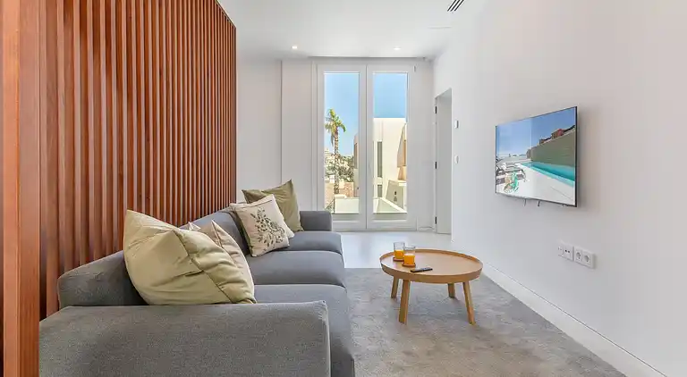 Moderne villa med privat pool og tagterrasse