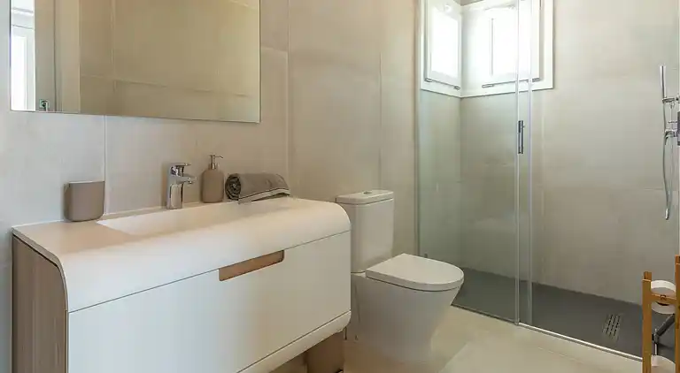 Moderne villa med privat pool og tagterrasse