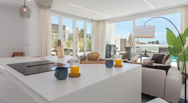 Moderne villa med privat pool og tagterrasse