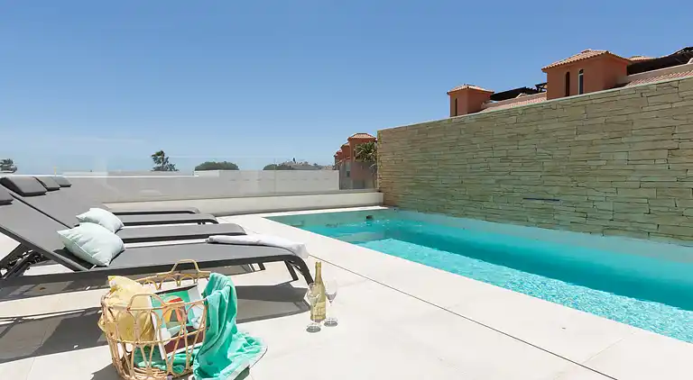 Moderne villa med privat pool og tagterrasse