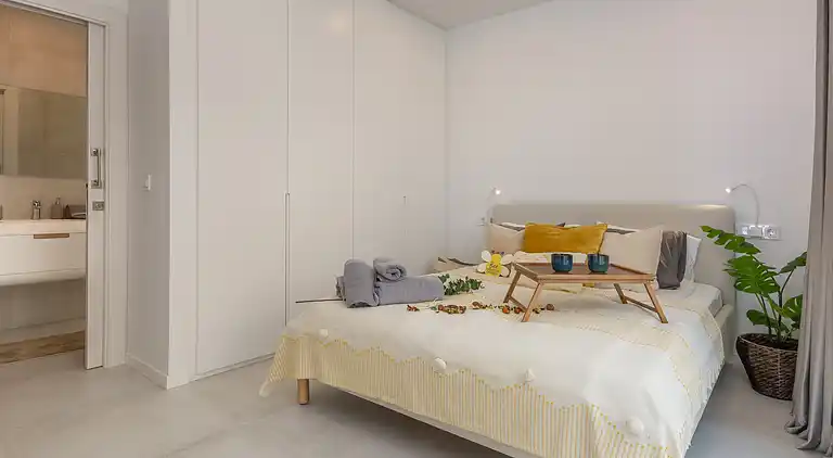 Moderne villa med privat pool og tagterrasse