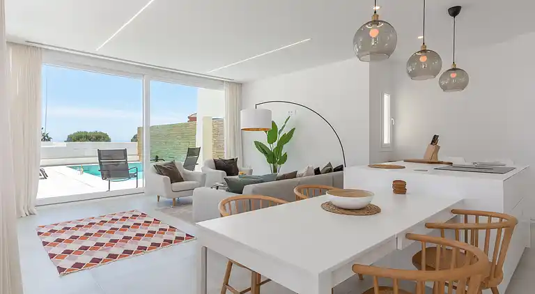 Moderne villa med privat pool og tagterrasse