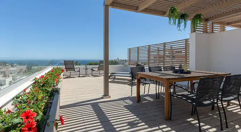 Moderne villa med privat pool og tagterrasse